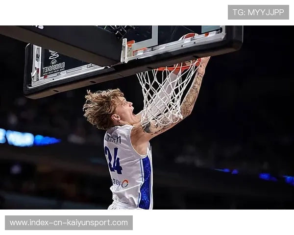 NCAA18岁新星三分12中10全美爆红——足球场的青春奇迹